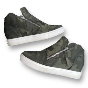 STEVE MADDEN Green Camouflage Wedgie Slip On Sneaker Hidden Wedge Heel 8.5